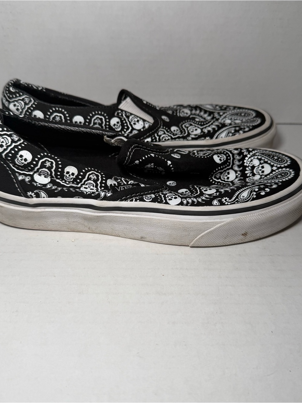 VANS Rare Classic Slip On Black Bandana Paisley Skull Print Shoes M 3.5 W 5